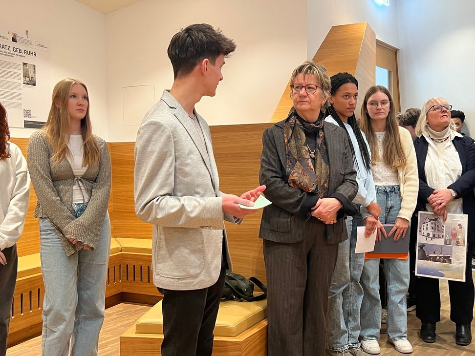 Im »Raum der Stille« präsentierte Schüler Christian Baran der Antisemitismusbeauftragten Löhrmann seine Rechercheergebnisse zum Leben der Familie Kaufmann.