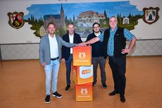 Norbert Rausch von der evm übergibt den Spendenbetrag gemeinsam mit Bürgermeister Björn Ingendahl an die Vertreter und Vertreterinnen des Vereins.