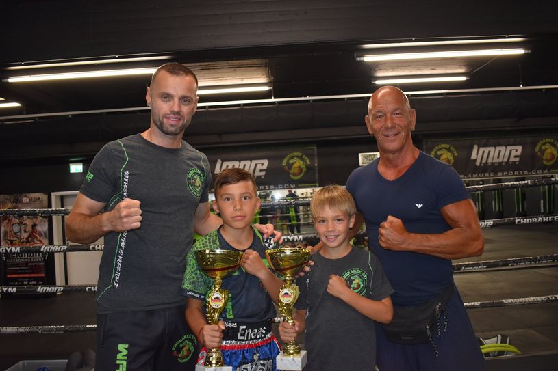 Von links: Berat Aliu (Trainer), Eneas Kaiser, Valentin Endres und Vater Detlef Endres