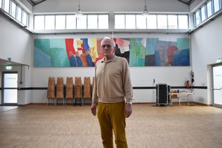 Der Ortsvorsteher von Ehrang/Quint Betrand Adams steht in der sanierten Henry-Zingen-Halle. Foto
