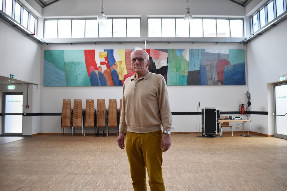 Der Ortsvorsteher von Ehrang/Quint Betrand Adams steht in der sanierten Henry-Zingen-Halle. Foto