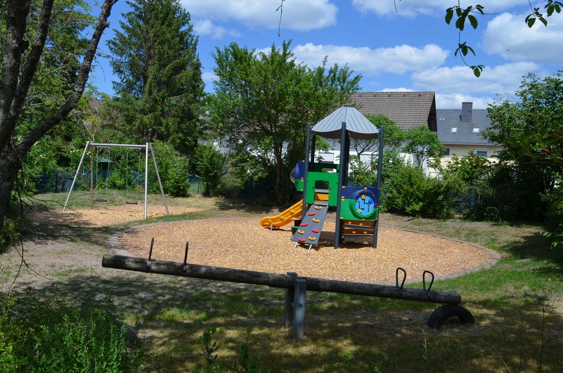 Auf dem Spielplatz in der Wiesendellstraße kann wieder gespielt werden. Die Freigabe des Spielplatzes Barbararing verzögert sich jedoch. Der Grund ist Vandalismus.