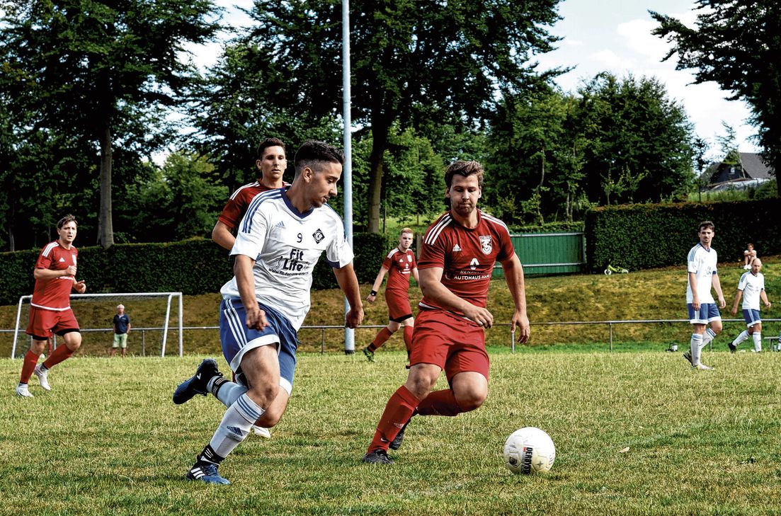 Ihre Frühform im lokalen Vergleich testen die Fußballer aus der Nordeifel bei der zehnten Auflage des »Robert-Löhrer-Gedächtnis-Cup« in Eicherscheid. Foto: Offermann