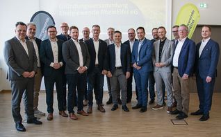 Die kommunalen Gründungsmitglieder der Genossenschaft, e-regio und der neu gewählte Vorstand.  Zum ehrenamtlichen Vorstand gehören Christoph Becker, ehemaliger Bürgermeister der Stadt Bornheim, und Manuel Thom, Leiter Energiewendekoordination bei e-regio (2. u. 1 v. re.).  Sacha Reichelt (li.) wurde zum Bevollmächtigten der Generalversammlung gewählt, Ingo Pfennings (6.v.li.) zu seinem Vertreter.