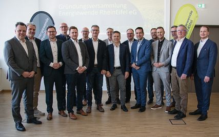 Die kommunalen Gründungsmitglieder der Genossenschaft, e-regio und der neu gewählte Vorstand.  Zum ehrenamtlichen Vorstand gehören Christoph Becker, ehemaliger Bürgermeister der Stadt Bornheim, und Manuel Thom, Leiter Energiewendekoordination bei e-regio (2. u. 1 v. re.).  Sacha Reichelt (li.) wurde zum Bevollmächtigten der Generalversammlung gewählt, Ingo Pfennings (6.v.li.) zu seinem Vertreter.