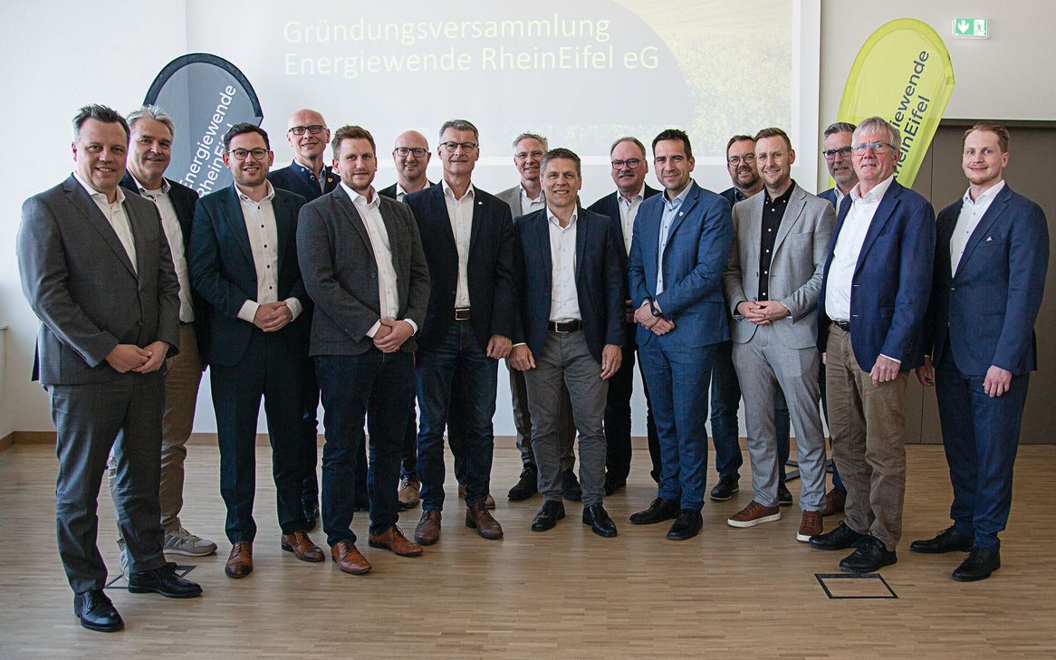 Die kommunalen Gründungsmitglieder der Genossenschaft, e-regio und der neu gewählte Vorstand.  Zum ehrenamtlichen Vorstand gehören Christoph Becker, ehemaliger Bürgermeister der Stadt Bornheim, und Manuel Thom, Leiter Energiewendekoordination bei e-regio (2. u. 1 v. re.).  Sacha Reichelt (li.) wurde zum Bevollmächtigten der Generalversammlung gewählt, Ingo Pfennings (6.v.li.) zu seinem Vertreter.