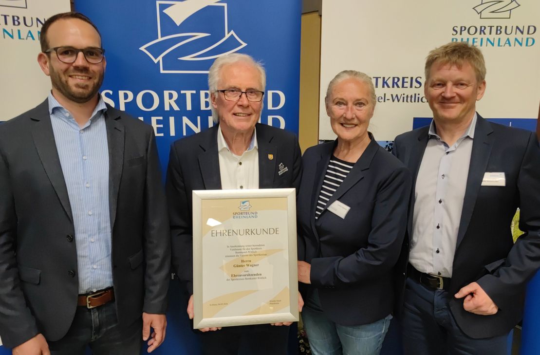 Generationenwechsel im Sportkreis Bernkastel-Wittlich: Daniel Mentges (links) folgt Günter Wagner als Sportkreisvorsitzender nach. SBR-Präsidentin Monika Sauer und Geschäftsführer Martin Weinitschke (rechts) überreichen Wagner die Ehrenurkunde.