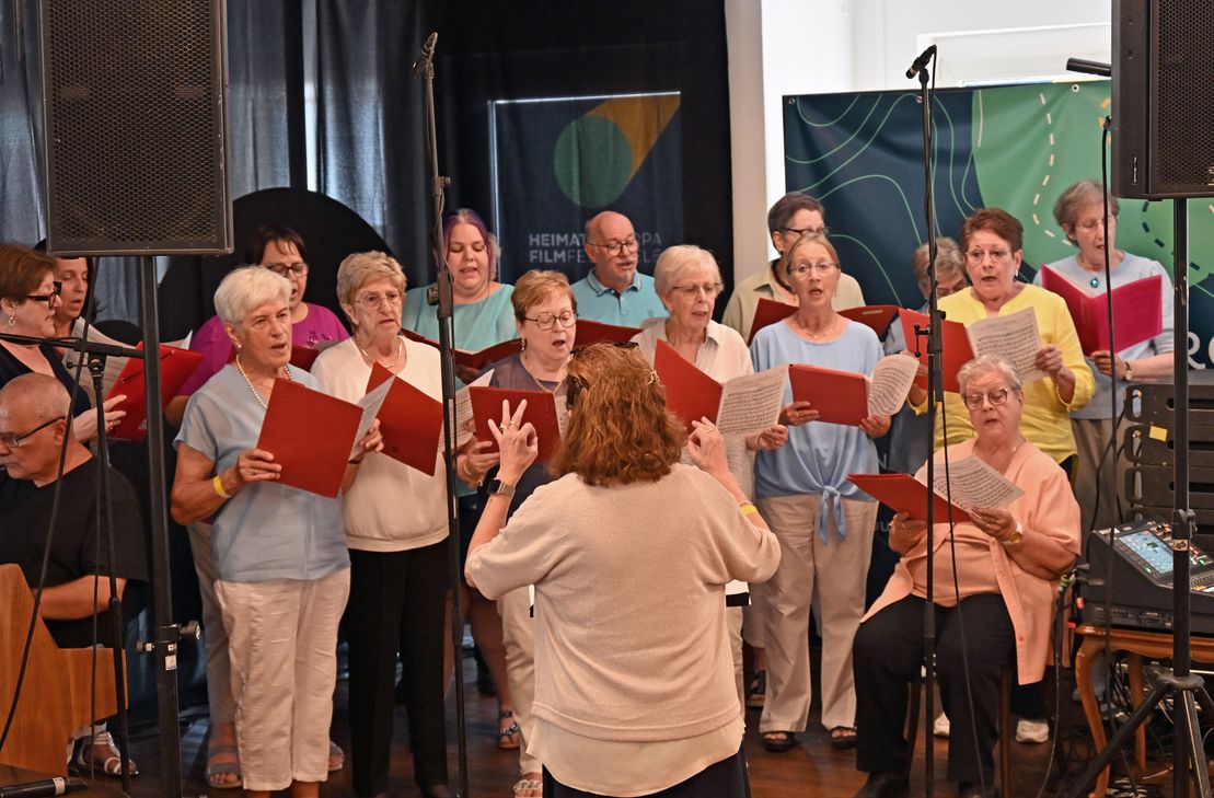 Die Delegation aus der Simmerner Partnerstadt Roeser, hatten sogar einen Chor mit nach Simmern gebracht.