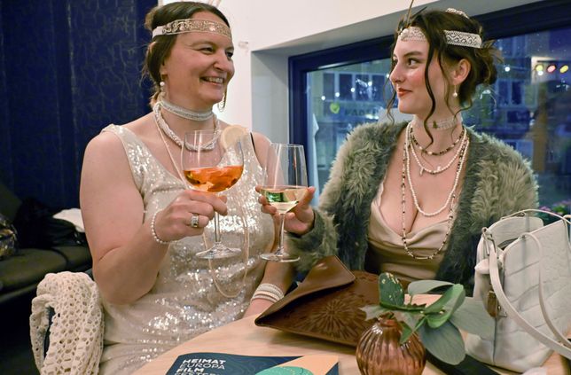 Stielecht im Outfit der Goldenen Zwanziger präsentierten sich einige Gäste im Ava Arthouse bei der After Show Party zu "Der große Gatsy".