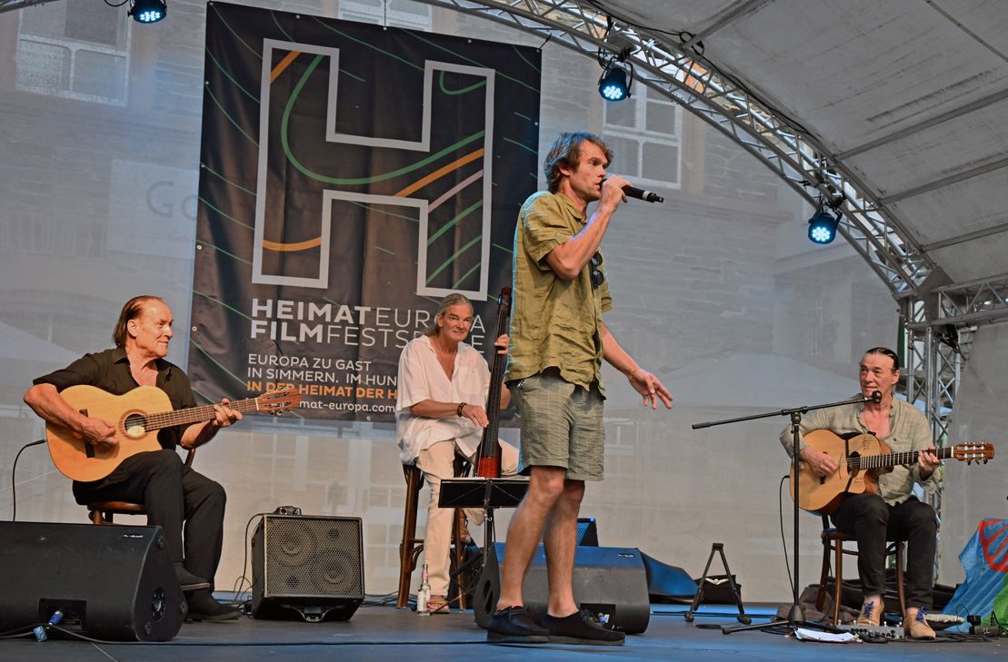 Lulo Reinhardt hatte einen besonderen Gast nach Simmern mitgebracht: Jon Jagger, eine Neffe des Rolling-Stones-Sängers Mick, gab auf der Fruchtmarktbühne eine Swing-Version des Stones-Klassikers "Honky Tonk Women" zum Besten.
