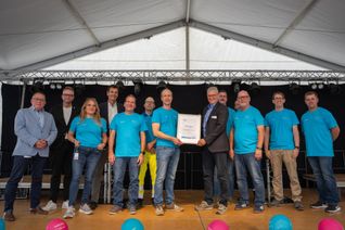Anlässlich des 50-jährigen Jubiläums des Aus- und Weiterbildungszentrums Rauschermühle überreichte Martin Neudecker, Geschäftsführer der IHK-Regionalgeschäftsstelle Mayen-Koblenz  (6. v. r.), eine Jubiläumsurkunde der Industrie- und Handelskammer an Ausb