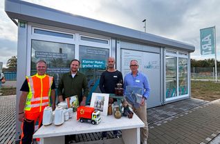 Der neue »Marktplatz« am Wertstoffhof Wittlich. Gut erhaltene Gegenstände erhalten hier künftig eine zweite Chance (v.l.): Markus Hens (Vorarbeiter Wertstoffhof), Tobias Elsen (Abteilungsleiter A.R.T.), Benjamin Uhl (Geschäftsführer ÜAZ) und Hermann Caspary (Teamleiter ÜAZ).