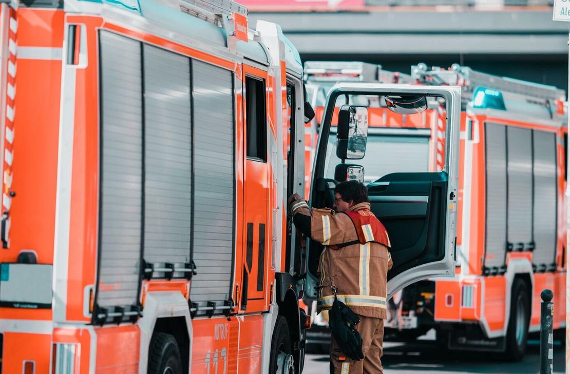 Die Feuerwehr konnte das Übergreifen der Flammen auf weitere Gebäudeteile verhindern. Trotzdem entstand ein Sachschaden von mindestens 150 000 Euro.