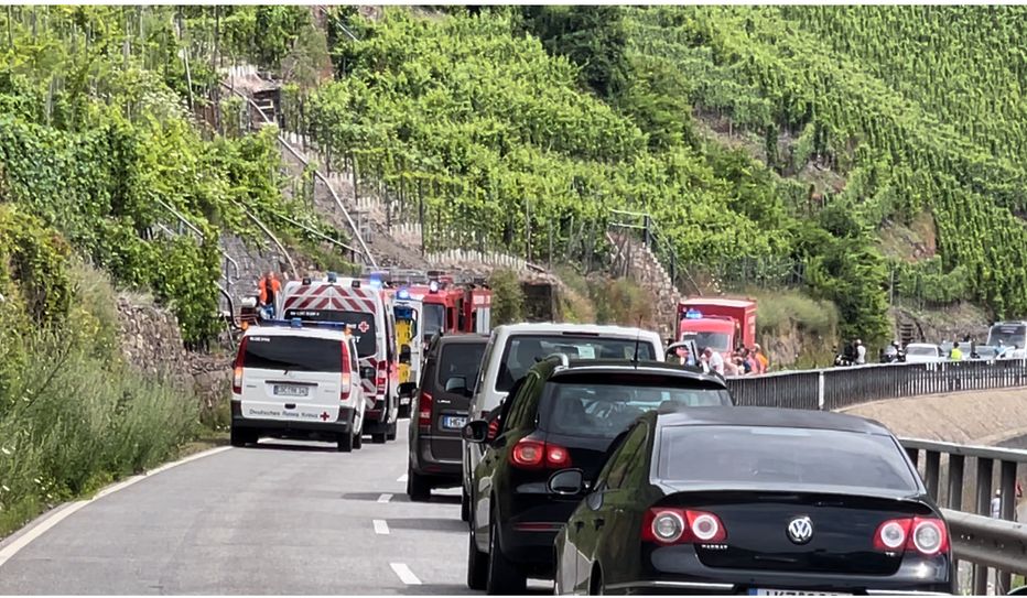 Die L 98 musste zwischen Bruttig-Fankel und Valwig musste kurzfristig für die Rettungsarbeiten gesperrt werden.