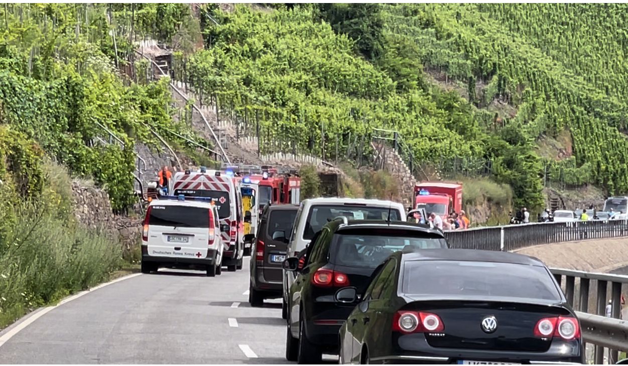 Die L 98 musste zwischen Bruttig-Fankel und Valwig musste kurzfristig für die Rettungsarbeiten gesperrt werden.