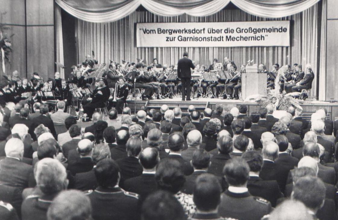 Die Aula des noch jungen Gymnasiums Am Turmhof war zum Festakt zur Stadtwerdung Mechernichs bis auf den letzten Platz besetzt. Musikalisch umrahmt wurde das Fest vom Luftwaffen-Musikkorps 3 und der Bergkapelle links daneben.