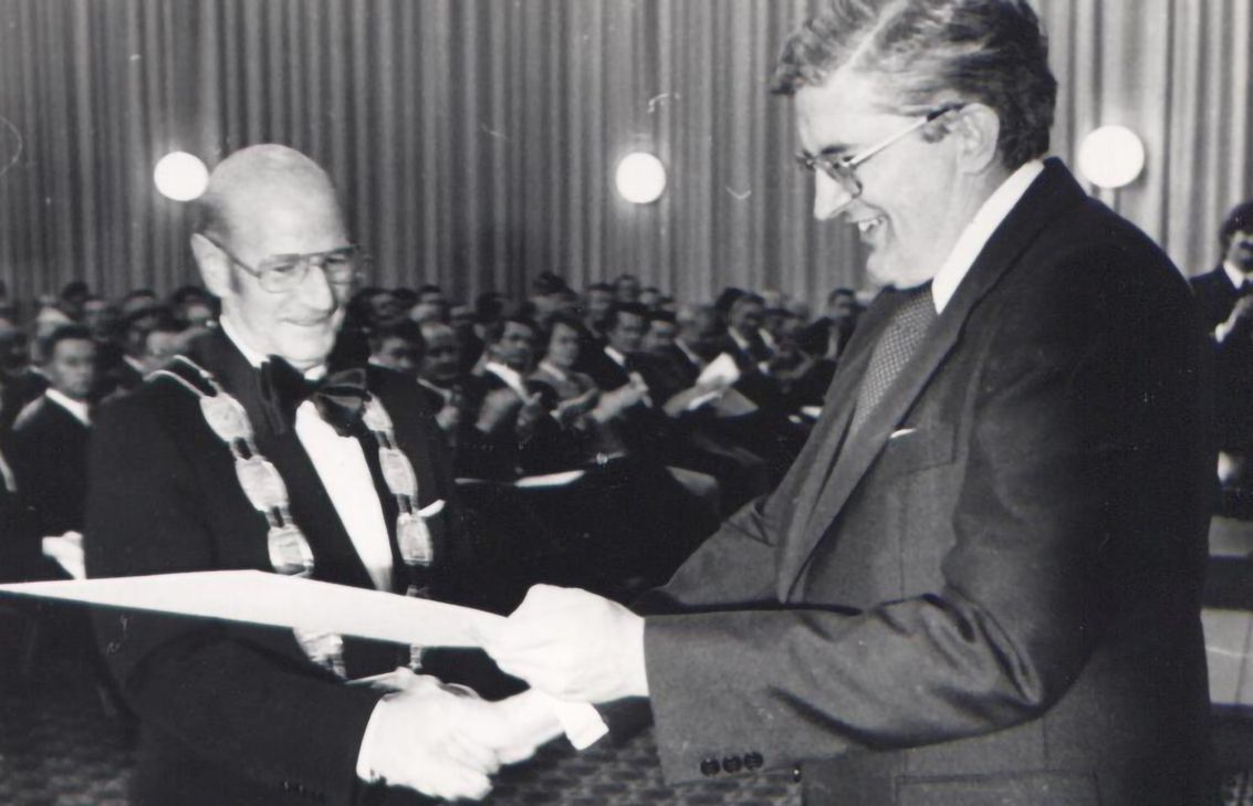 Innenminister Dr. Burkhard Hirsch überreichte Bürgermeister Peter Giesen die Urkunde zur Verleihung der Stadtrechte an Mechernich.