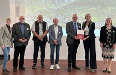 Im Rahmen der Jahrestagung „Interkommunale Zusammenarbeit“ in Mainz überreichte Staatssekretärin Simone Schneider (2.v.r.) den Förderbescheid über 370.000 Euro an Bürgermeister Michael Holstein (3.v.r.). Begleitet wurde er von (v.l.n.r.) Sachbearbeiterin Tamara Ulrich, Ortsbürgermeister Peter Bruns (Langsur), Beigeordnetem Marcel Keilen, Fachbereichsleiter Matthias Wagner und Beigeordneter Daniela Nöhl.