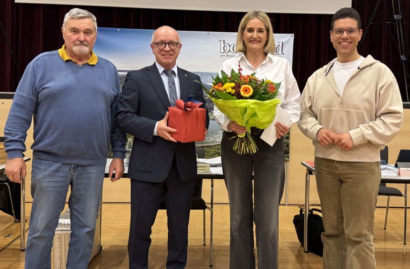Verabschiedung im Bopparder Stadtrat: Die SPD-Fraktionsvorsitzende Sandra Porz zieht sich aus ihren politischen Ämtern zurück. Bürgermeister Jörg Haseneier (2. von links) bedankte sich für das langjährige Engagement. Jürgen Poersch (links) übernimmt den SPD-Fraktionsvorsitz im Stadtrat. Umut Kurt bleibt stellvertretender Fraktionsvorsitzender.