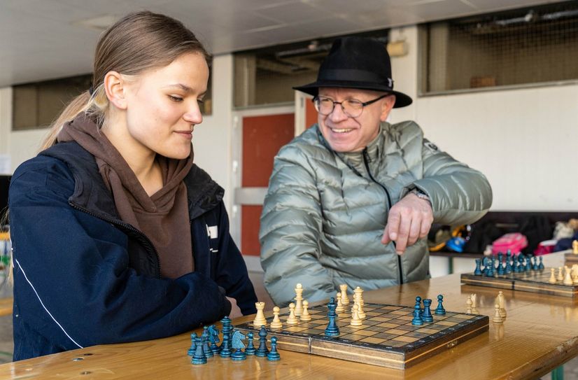 Es gab nicht nur sportliche Angebote. Wer eine ruhigere Beschäftigungsmöglichkeit suchte, konnte unter anderem Schach spielen oder sich das Spiel erklären lassen.
