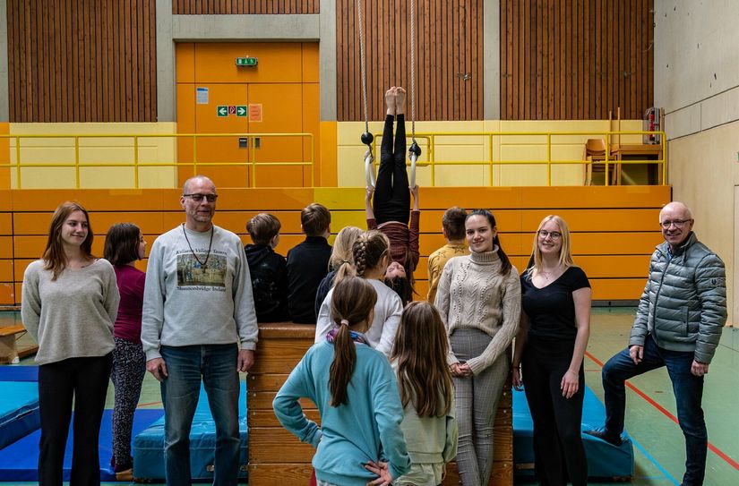Boppards Bürgermeister Jörg Haseneier (rechts) beim Besuch der Kinderferienaktion. Der Leiter der Jugend-Begegnung-Stätte Boppard, Hermann Schmitt (2. von links) hatte gemeinsam mit den Betreuerinnen einen Parcours für die Kinder in der Großsporthalle aufgebaut, wo sich die Kinder austoben können.