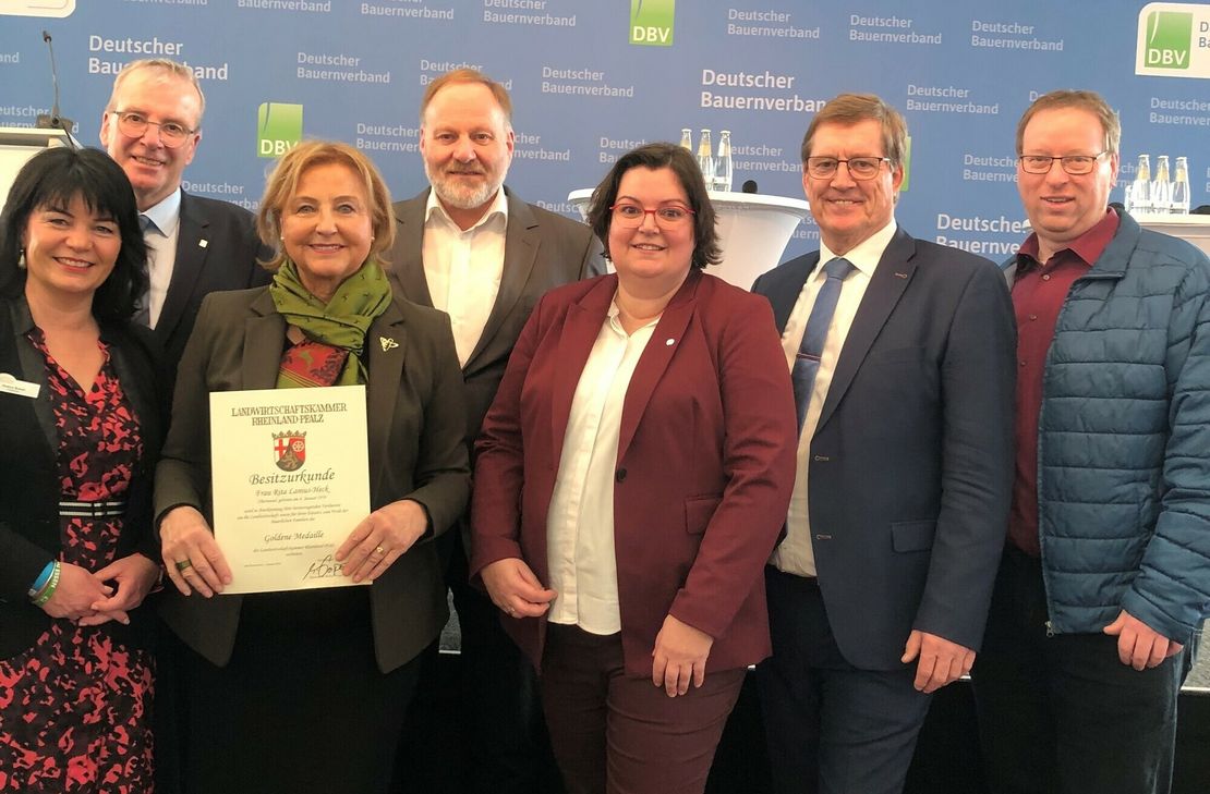 Rita Lanius-Heck (3. von links) freut sich über die Ehrung mit der Goldenen Kammermedaille, die ihr Kammerpräsident Michael Horper (2. von links) überreichte.