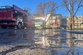 Eine große Eisfläche entstand nach einem Wasserrohrbruch auf dem Endertplatz.