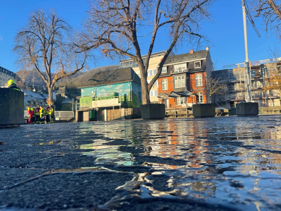 Eine große Eisfläche entstand nach einem Wasserrohrbruch auf dem Endertplatz