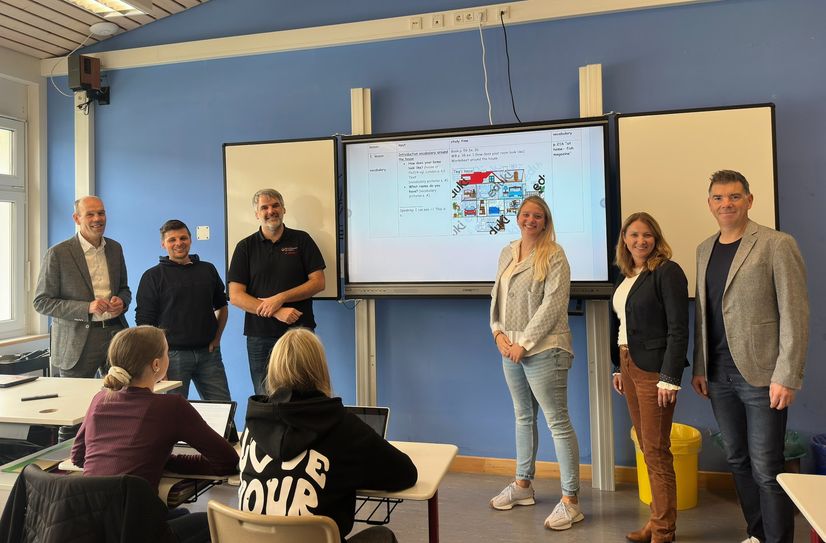 Von links: Landrat Volker Boch, Lehrer Tobias Fey, Schulleiter Manuel Hortian, Lehrerin Chiara Sohny, Fachbereichsleitung Linda Kemmer und Projektleiter Marco Barletta Puricelli in den Unterrichtsräumen der Puricelli Realschule plus Rheinböllen.