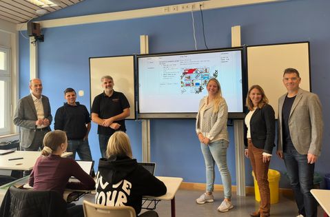 Von links: Landrat Volker Boch, Lehrer Tobias Fey, Schulleiter Manuel Hortian, Lehrerin Chiara Sohny, Fachbereichsleitung Linda Kemmer und Projektleiter Marco Barletta Puricelli in den Unterrichtsräumen der Puricelli Realschule plus Rheinböllen.