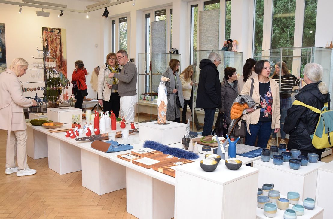 Auch 2024 begeistert die traditionelle Winterausstellung in der Galerie Handwerk in Koblenz erneut mit außergewöhnlichen Einzelstücken und Kleinserien des kreativen Kunsthandwerks. Welche Überraschungen die mehr als 100 Aussteller in diesem Jahr bereithalten, wurde kürzlich bei der vielbesuchten Eröffnung enthüllt.