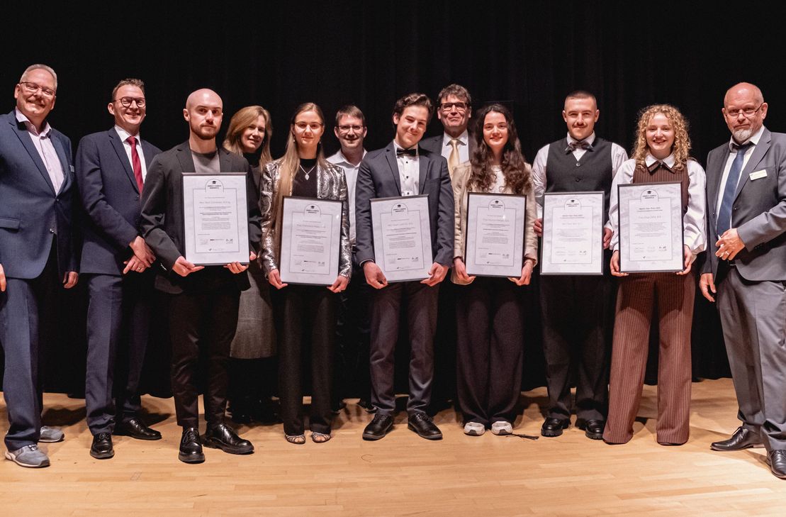 Die Preisträgerinnen und Preisträger der Bürkle- und Martin-Klar-Preise mit den betreuenden Professorinnen und Professoren: (v.l.n.r.) Prof. Dr. Klaus Helling, Prof. Dr.-Ing. Michael Wahl, Nick Schneider, Prof. Dr. Anna Donner de Ceiba, Francesca Hepp, Prof. Dr. Stephan Didas, Noah Levin, Prof. Dr. Thorsten Schaper, Pauline Feldges, Paul Veit, Enya Zahn, Prof. Dr.-Ing. Peter Gutheil.