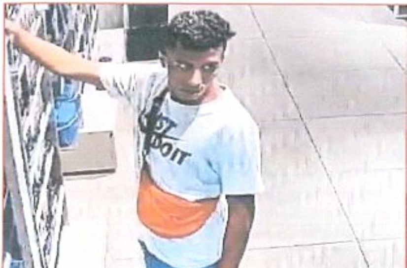 Die Polizei sucht mit Fotos nach einem Mann, der im August in Euskirchen teures Parfüm geklaut hat.