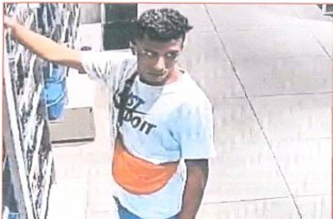 Die Polizei sucht mit Fotos nach einem Mann, der im August in Euskirchen teures Parfüm geklaut hat.