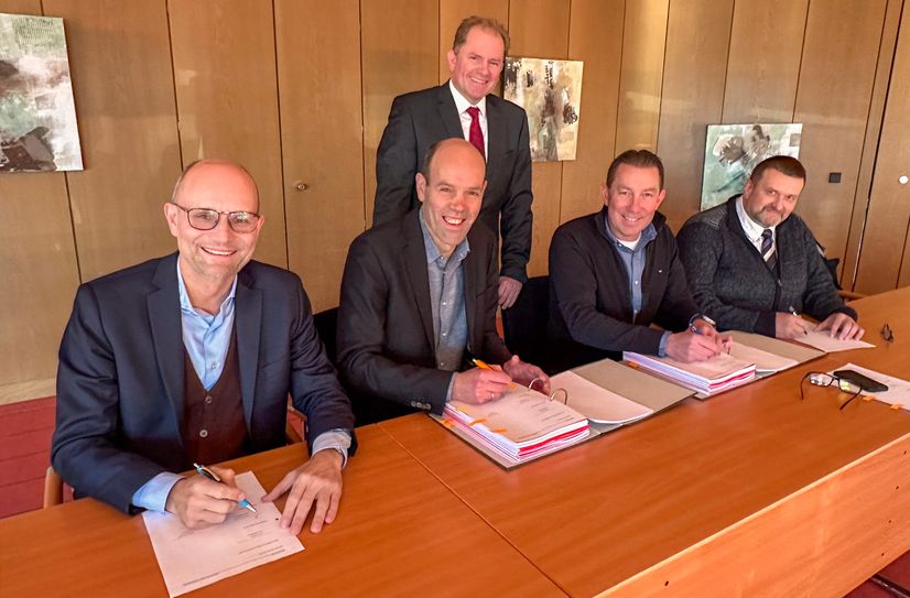 Von links: Guido Verhofen (Geschäftsführer DB Regio Bus Mitte GmbH), Landrat Volker Boch, Stephan Pauly (Geschäftsführer VRM, stehend), Frank Scherer (Geschäftsführer Scherer Reisen) und Martin Struppel (Niederlassungsleiter DB Regio Bus Mitte GmbH) bei der Vertragsunterzeichnung.