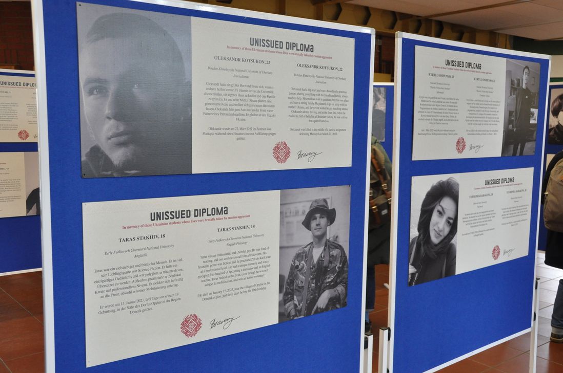 In der Ausstellung werden 40 ukrainische Studierende porträtiert, die auf verschiedene Weise im Krieg ums Leben kamen.