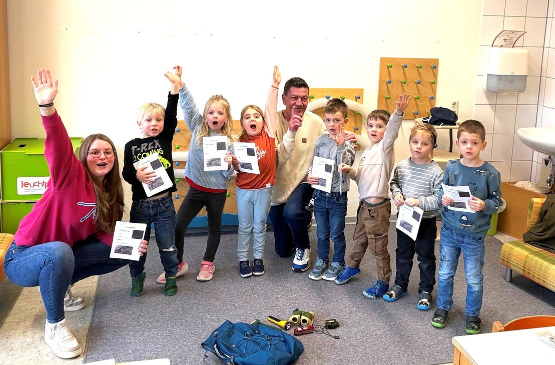 Die Teilnehmerinnen und Teilnehmer des Dino-Forschungsprojektes mit Lina Weiler (links) und Wilfried Kootz (Mitte).
