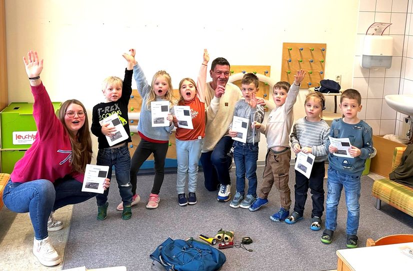 Die Teilnehmerinnen und Teilnehmer des Dino-Forschungsprojektes mit Lina Weiler (links) und Wilfried Kootz (Mitte).