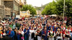 Trotz Nieselregen Rekord geknackt: Zum 10. Moselblümchenabend sind 580 Trachtenträger gekommen