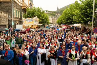 Trotz Nieselregen Rekord geknackt: Zum 10. Moselblümchenabend sind 580 Trachtenträger gekommen