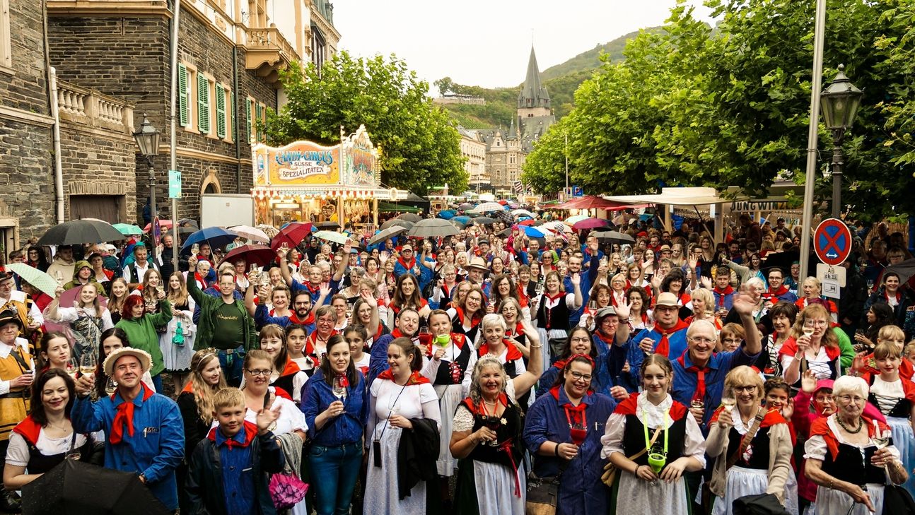 Trotz Nieselregen Rekord geknackt: Zum 10. Moselblümchenabend sind 580 Trachtenträger gekommen