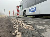 Nicht nur für Autofahrer, sondern auch für Zweiradfahrer und Fußgänger ist die zerbröselnde Sickingenstraße ein gefähliches Pflaster.