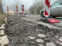 Nicht nur für Autofahrer, sondern auch für Zweiradfahrer und Fußgänger ist die zerbröselnde Sickingenstraße ein gefähliches Pflaster.