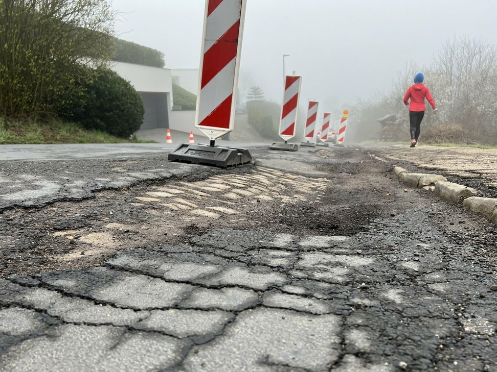 Nicht nur für Autofahrer, sondern auch für Zweiradfahrer und Fußgänger ist die zerbröselnde Sickingenstraße ein gefähliches Pflaster.
