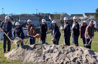 Von links: Landrat Volker Boch, Seniorenbeauftragte Agnes Beres, MdL Tobias Vogt, Bauherr Alexander Riesling, Projektmanagerin Kerstin Rudat, Ortsbürgermeister Winfried Erbes, Beigeordnete Markus Berlandi, Steffi Grings und VG-Bürgermeister Peter Unkel.