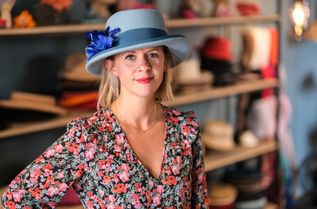 "Hauptsache Charlotte" hat die Modistenmeisterin Charlotte Kollmann aus Mehring ihren Hutladen genannt. Vor sechs Jahren hat sie sich in ihrem Heimatort selbstständig gemacht.