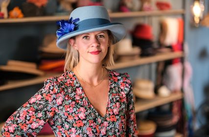 "Hauptsache Charlotte" hat die Modistenmeisterin Charlotte Kollmann aus Mehring ihren Hutladen genannt. Vor sechs Jahren hat sie sich in ihrem Heimatort selbstständig gemacht.