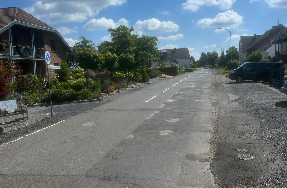 Die Pfarrer-Dickmann-Straße in Vossenack ist in desolatem Zustand und wird saniert.