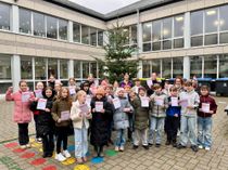 Strahlende Gesichter bei der Verleihung des Deutschen Sportabzeichens an Schülerinnen und Schüler der Realschule plus FOS Kaisersesch.