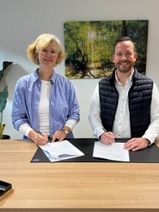 Wichtige Vertragsunterzeichnung: Geschäftsführerin Iris Emmerichs von der FBS Mayen und Bürgermeister Timo Kanzinger von der Verbandsgemeinde Vordereifel freuen sich über die neue hilfreiche Kooperation und die damit verbundene Unterstützung für Familien.